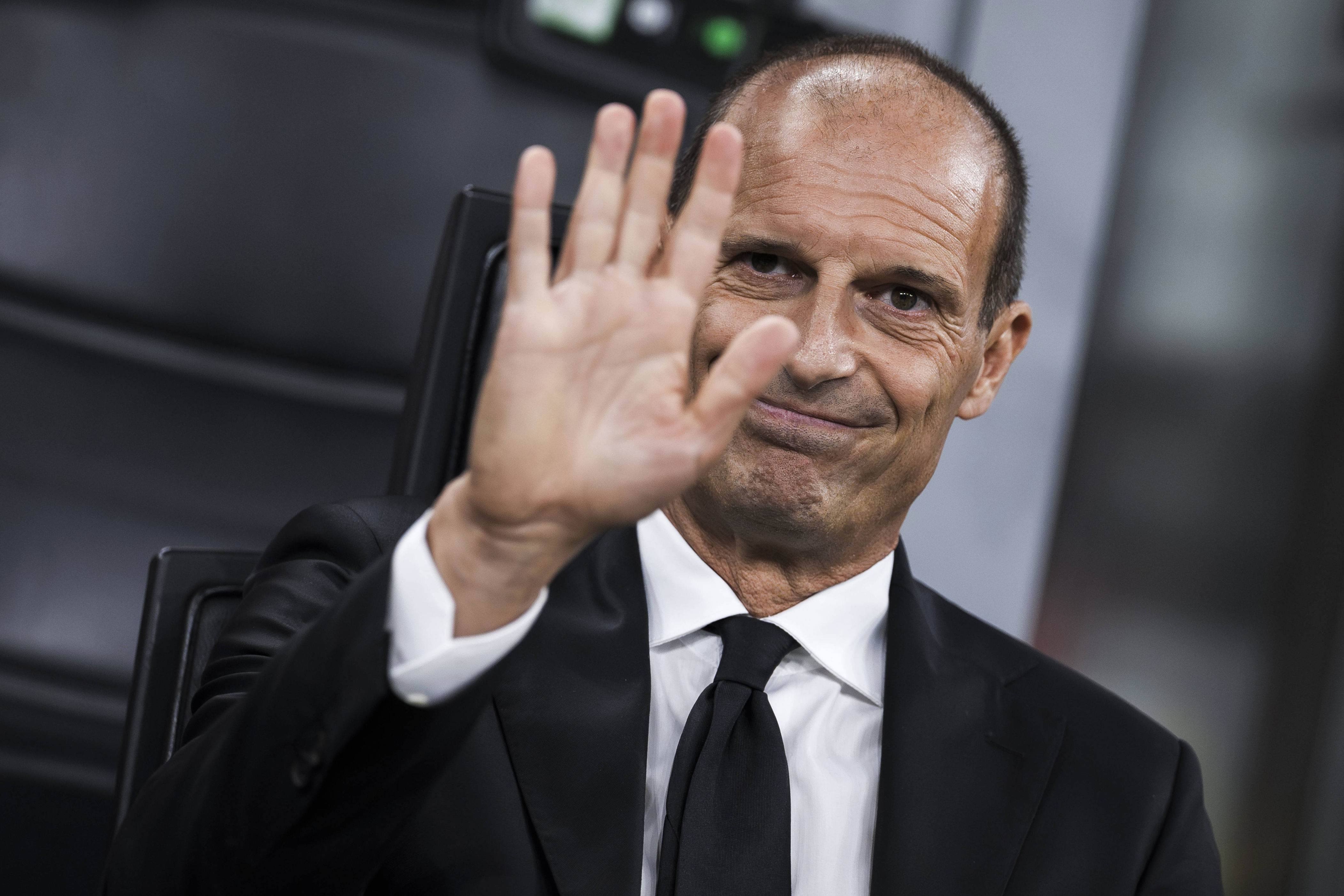 经过一年的, 米兰正在逐